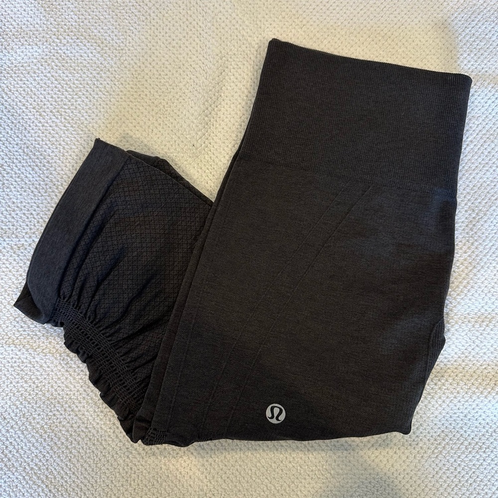 Lululemon Ebb and Flow Crop, sz 6